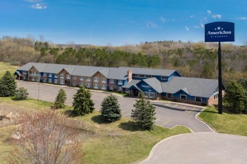 Cobblestone Hotel 