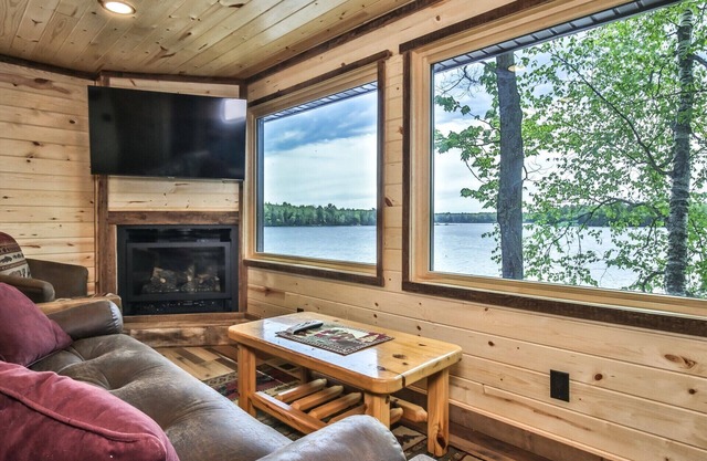 Remodeled lakeside resort cabin with fireplace, sandy beach, dock, firepit!