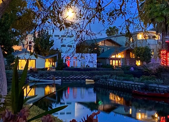 Venice Canals Bungalow~walk 2 Abbot Kinney,Venice Beach,Pier,Boardwlk