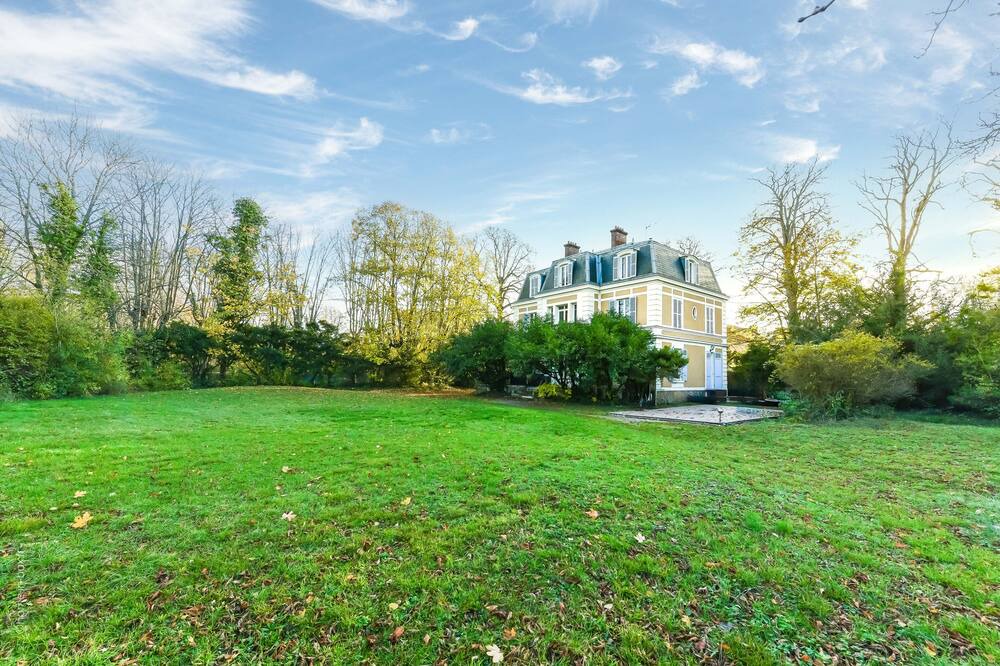 Champrosay House | middle-class house