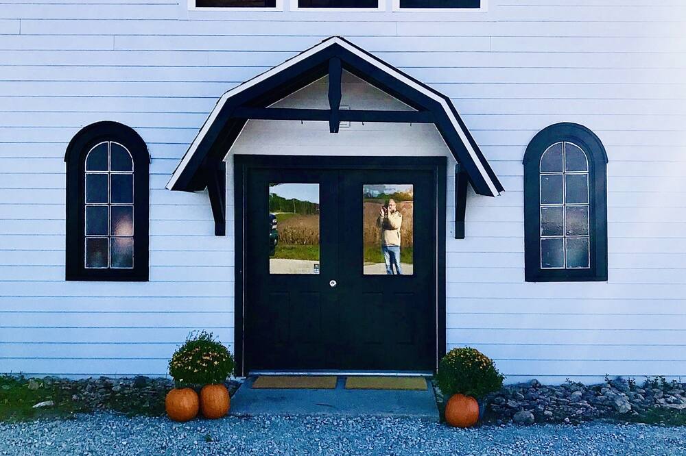 Sturgeon Bay House | Vacation in a renewed cheese factory in the center of everything in Door County