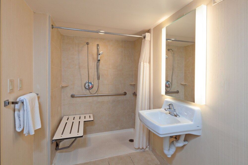 Photo of Bathroom in Kenner - Louis Armstrong International Airport