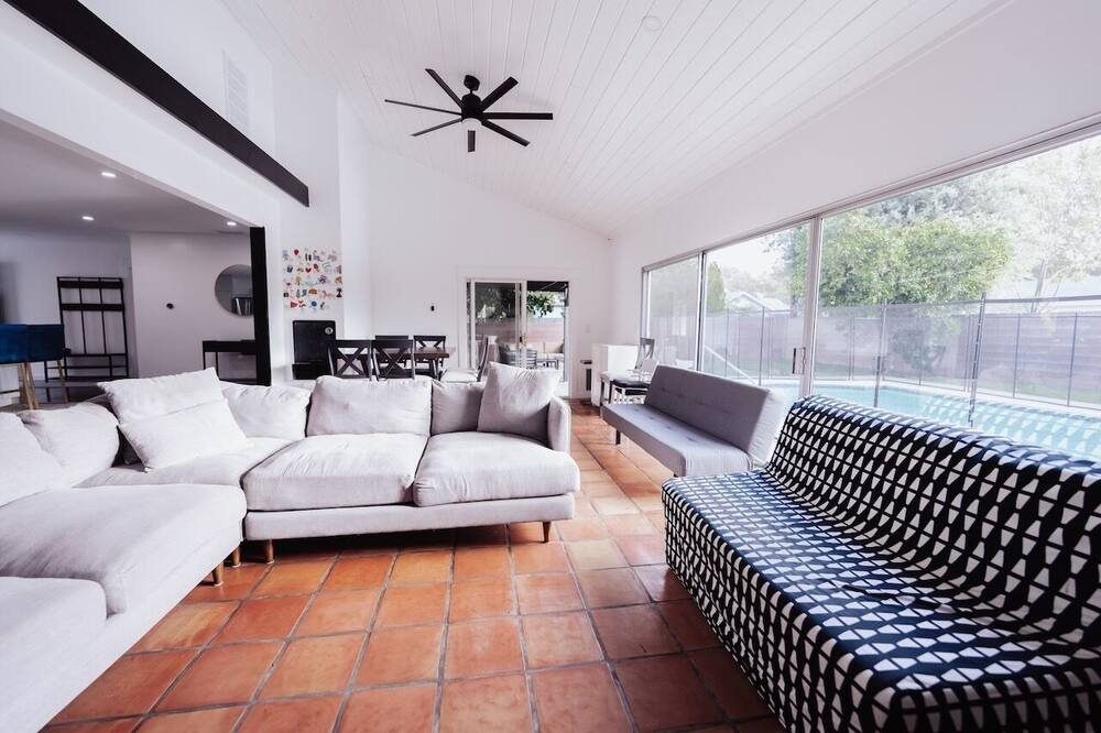 Photo of Livingroom in Canoga Park