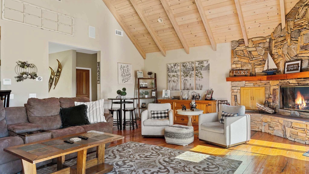 Photo of Livingroom in Lake Arrowhead