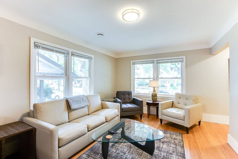 Photo of Livingroom in Merriam Park