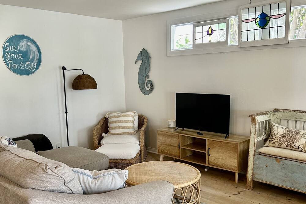 Photo of Livingroom in Pierpont Bay