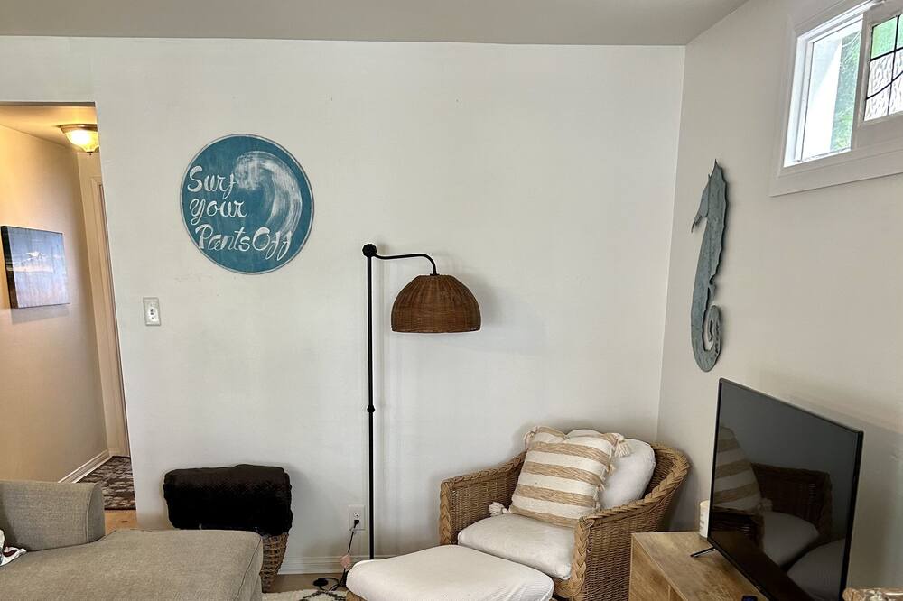 Photo of Livingroom in Pierpont Bay