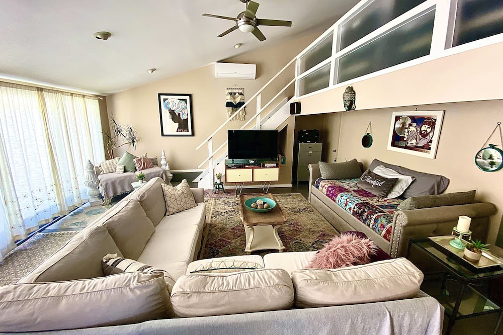 Photo of Livingroom in Calabasas