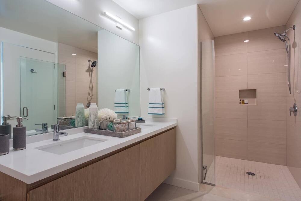 Photo of Bathroom in Carthay Circle