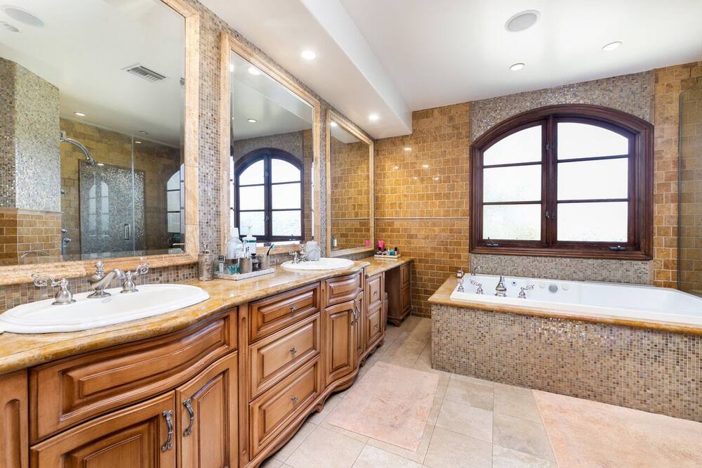 Photo of Bathroom in Valley Glen