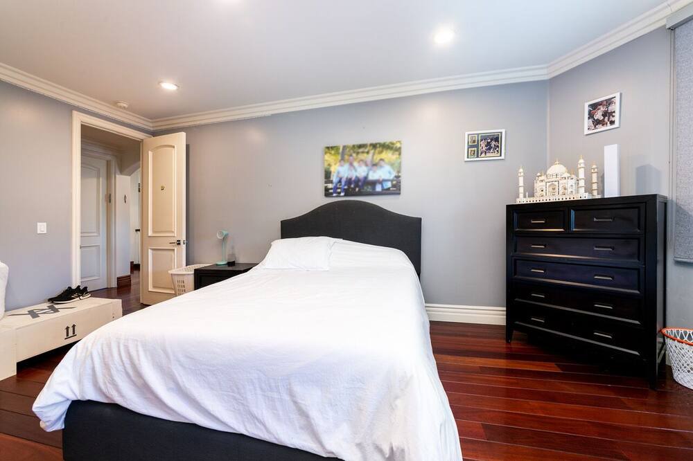 Photo of Bedroom in Valley Glen