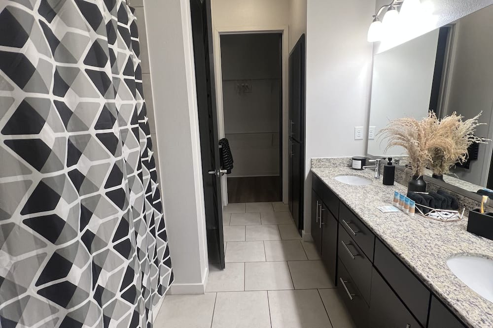 Photo of Bathroom in Warner Center