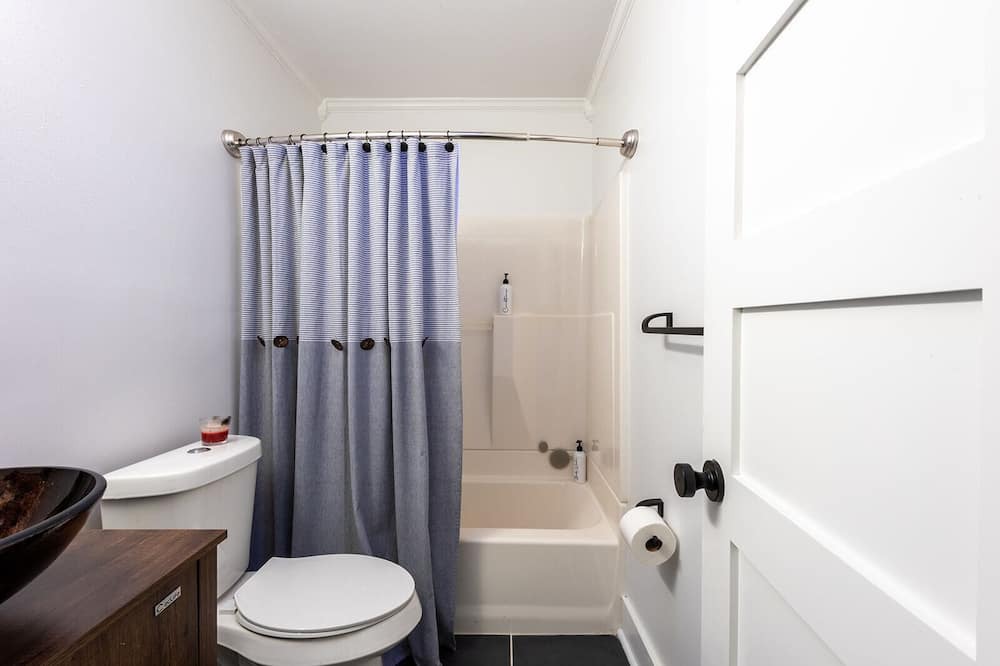 Photo of Bathroom in Kenner - Louis Armstrong International Airport