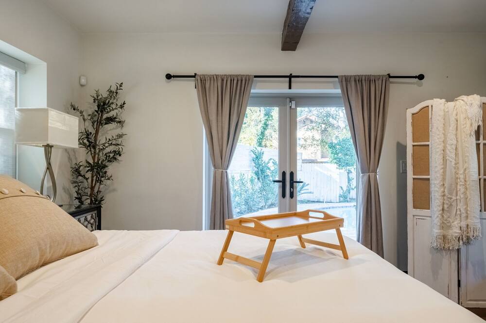 Photo of Bedroom in Toluca Lake