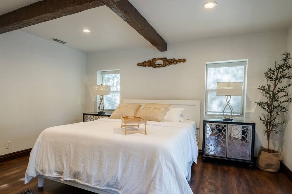 Photo of Bedroom in Toluca Lake