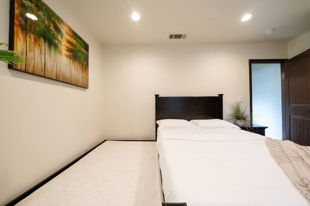Photo of Bedroom in Toluca Lake