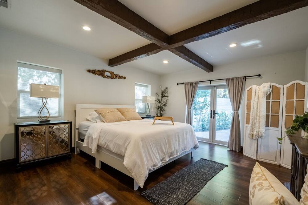 Photo of Bedroom in Toluca Lake