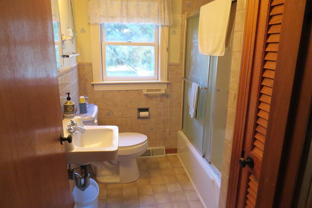 Photo of Bathroom in East Orleans
