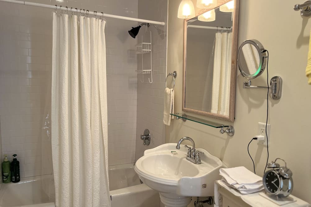 Photo of Bathroom in Seventh Ward