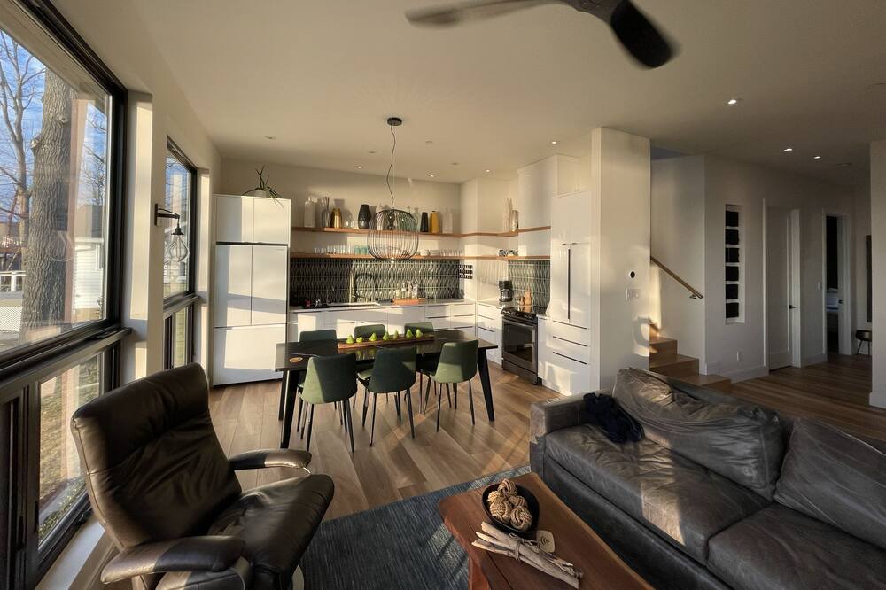 Photo of Livingroom in Shady Side