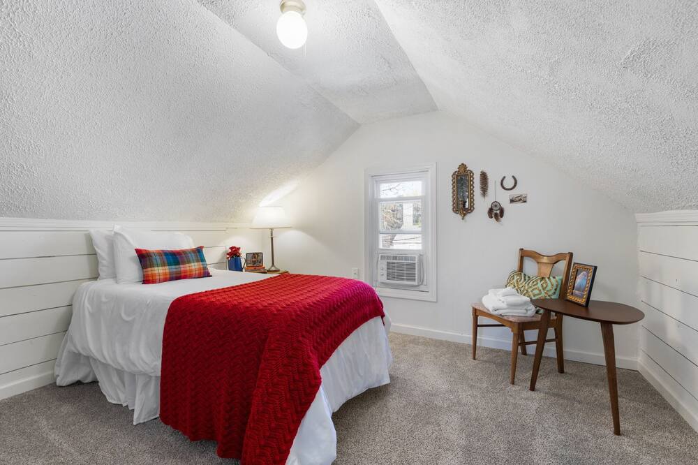 Photo of Bedroom in Aksarben - Elmwood Park