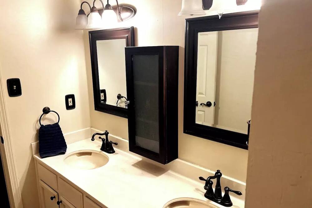 Photo of Bathroom in Old Jefferson