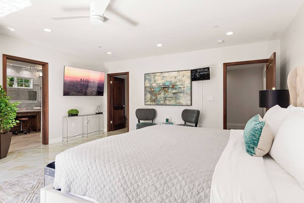 Photo of Bedroom in Woodland Hills