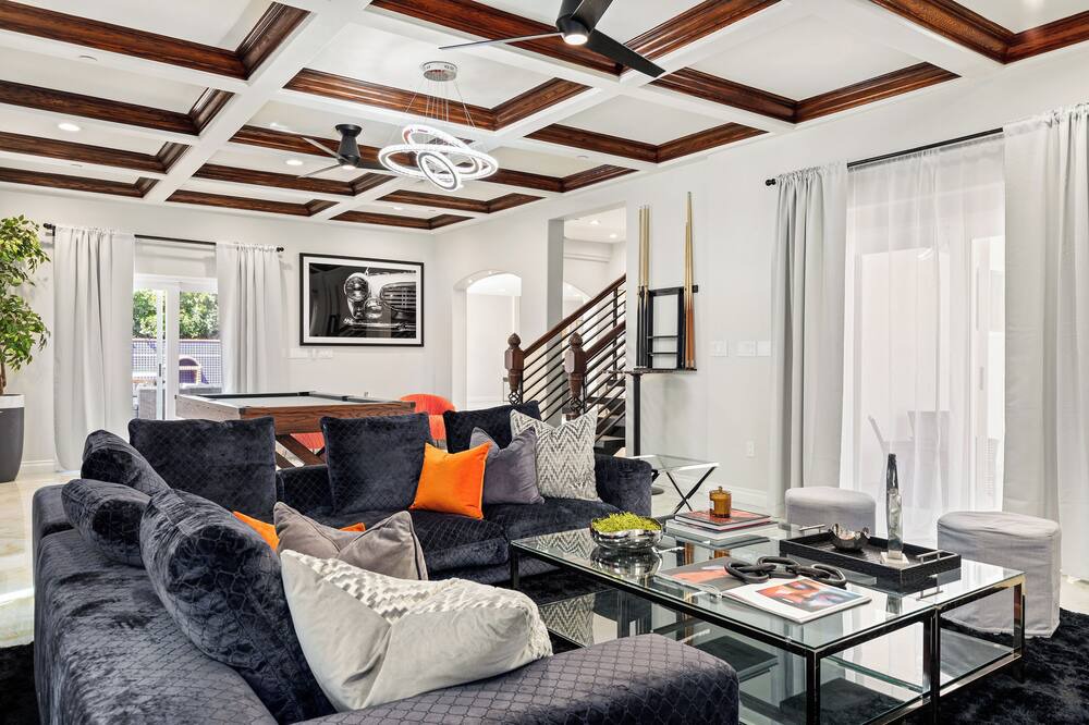 Photo of Livingroom in Woodland Hills