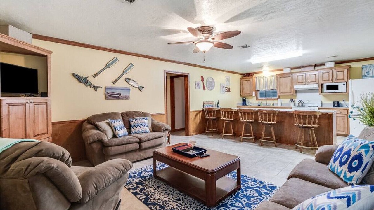 Photo of Livingroom in Cypremort Point
