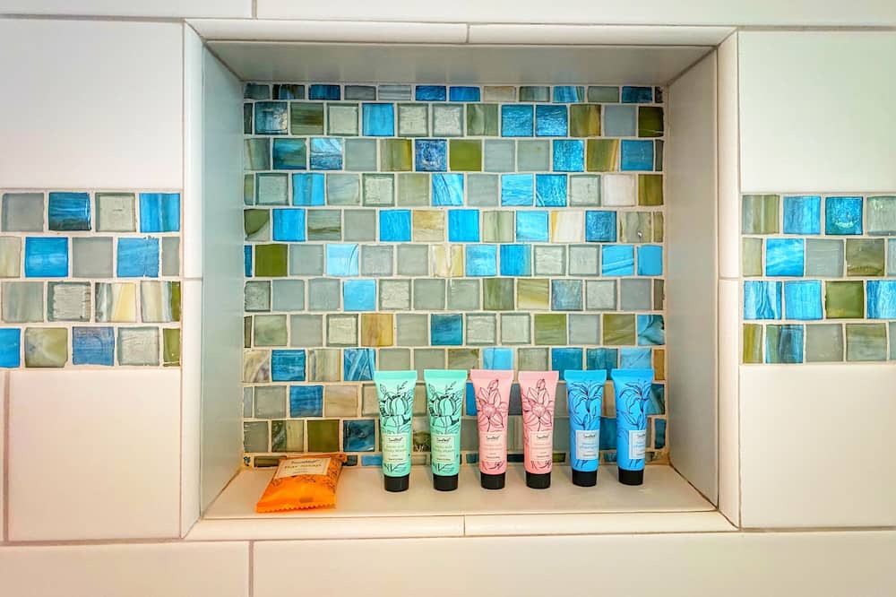 Photo of Bathroom in Teaticket