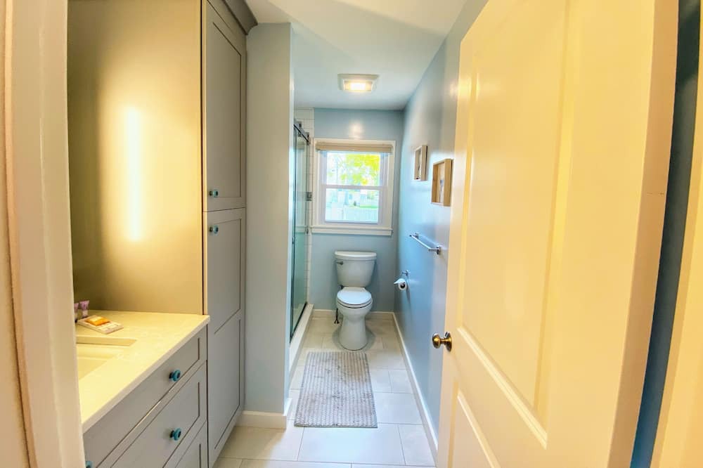Photo of Bathroom in Teaticket