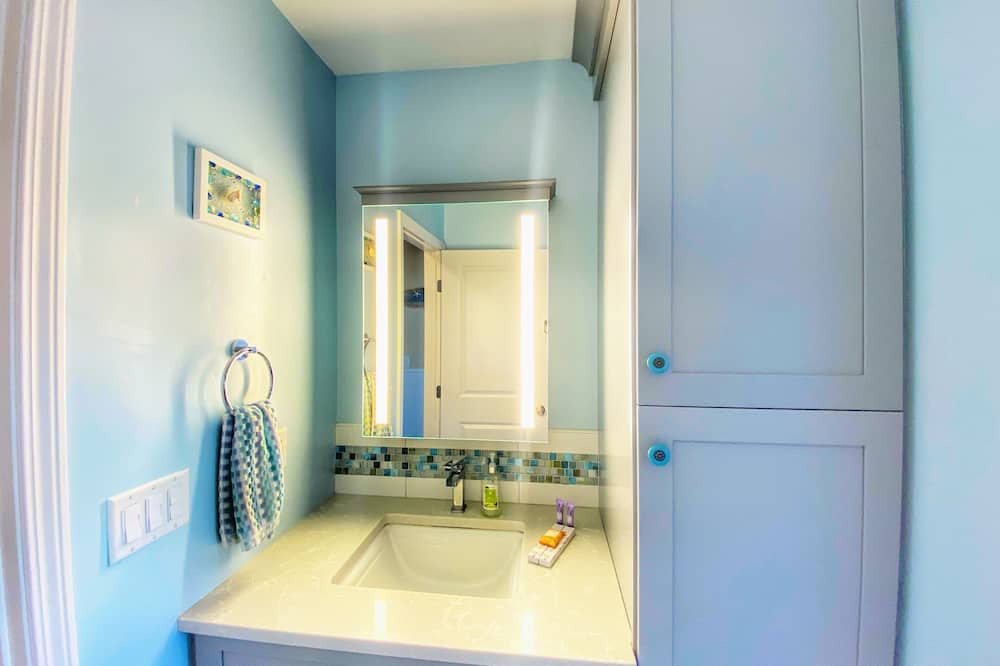 Photo of Bathroom in Teaticket