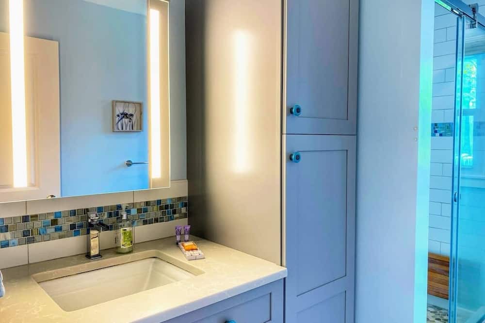 Photo of Bathroom in Teaticket