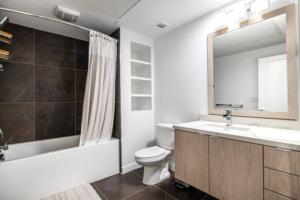 Photo of Bathroom in Carthay Circle