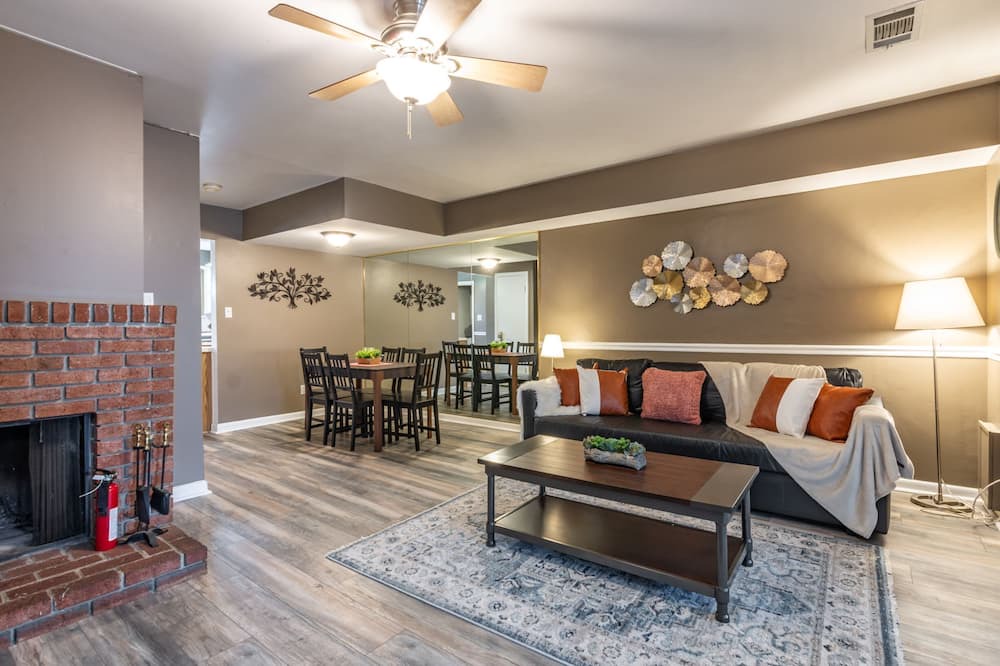 Photo of Livingroom in Northeast Alexandria