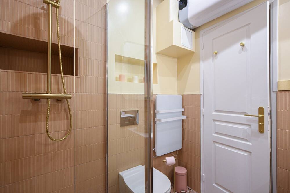 Photo of Bathroom in Quartier de la Plaine-de-Monceaux