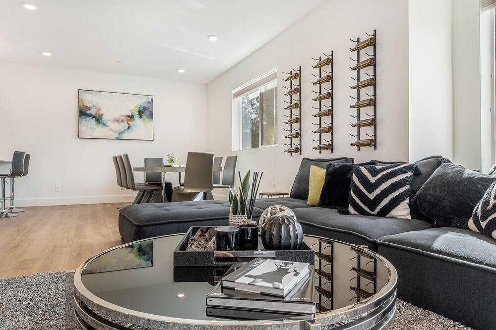 Photo of Livingroom in Valley Village