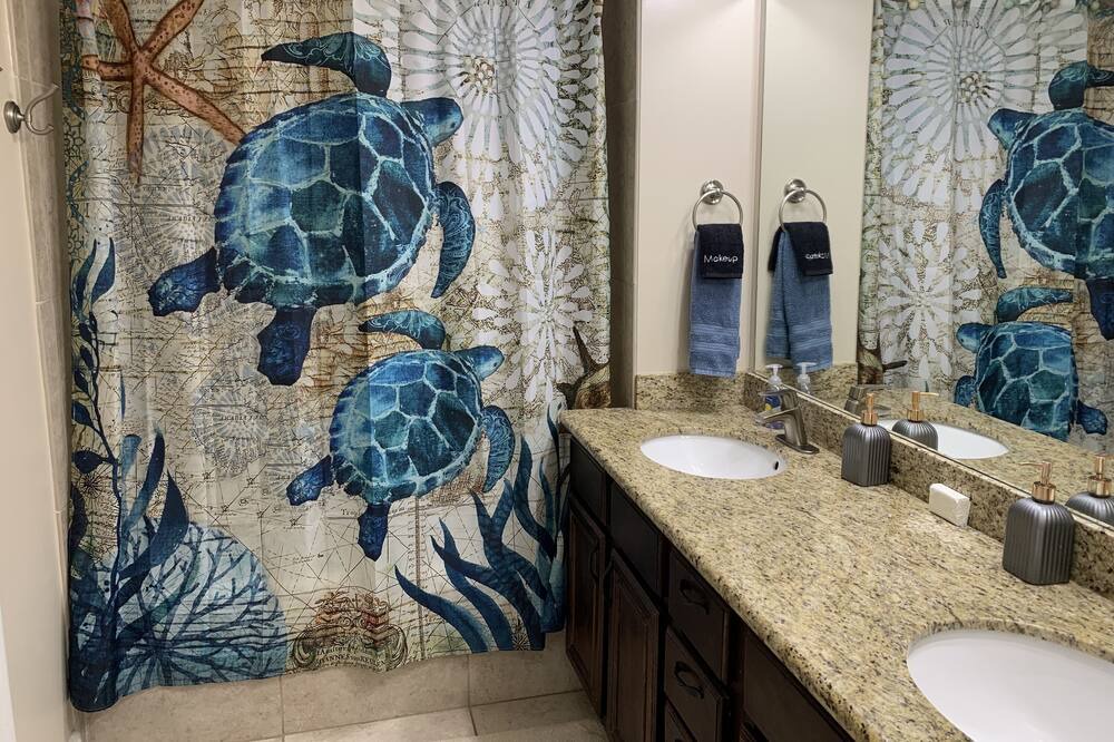 Photo of Bathroom in Henderson Point