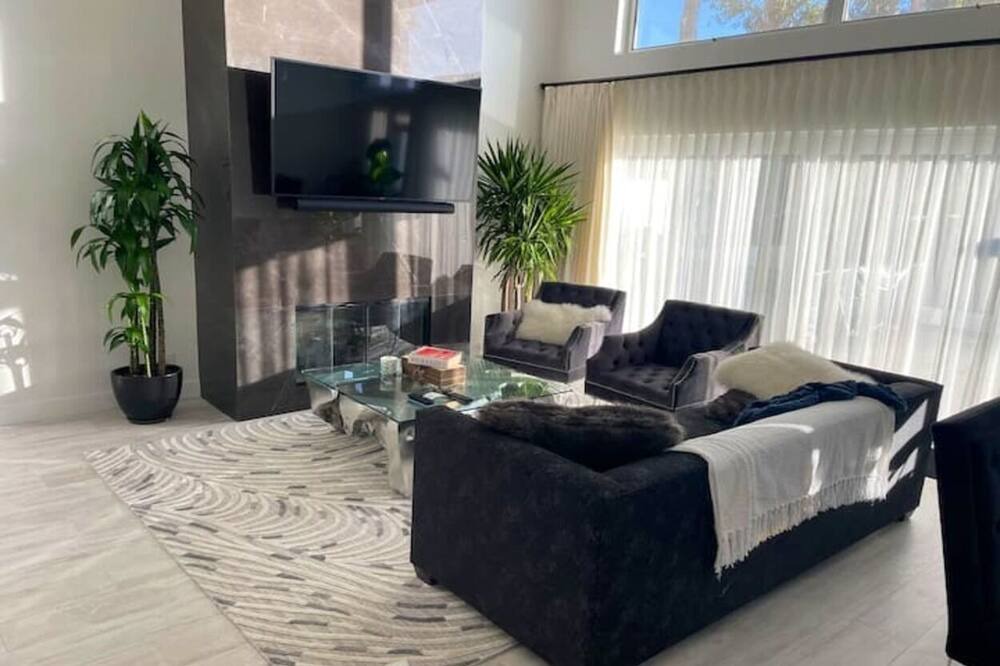 Photo of Livingroom in Venice Canals