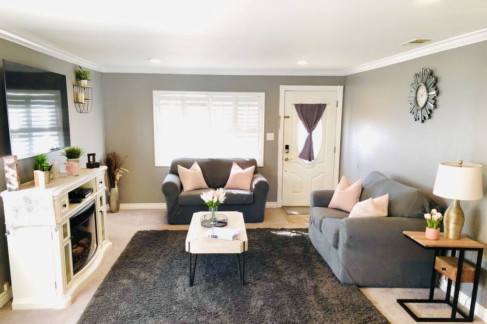 Photo of Livingroom in Pomona