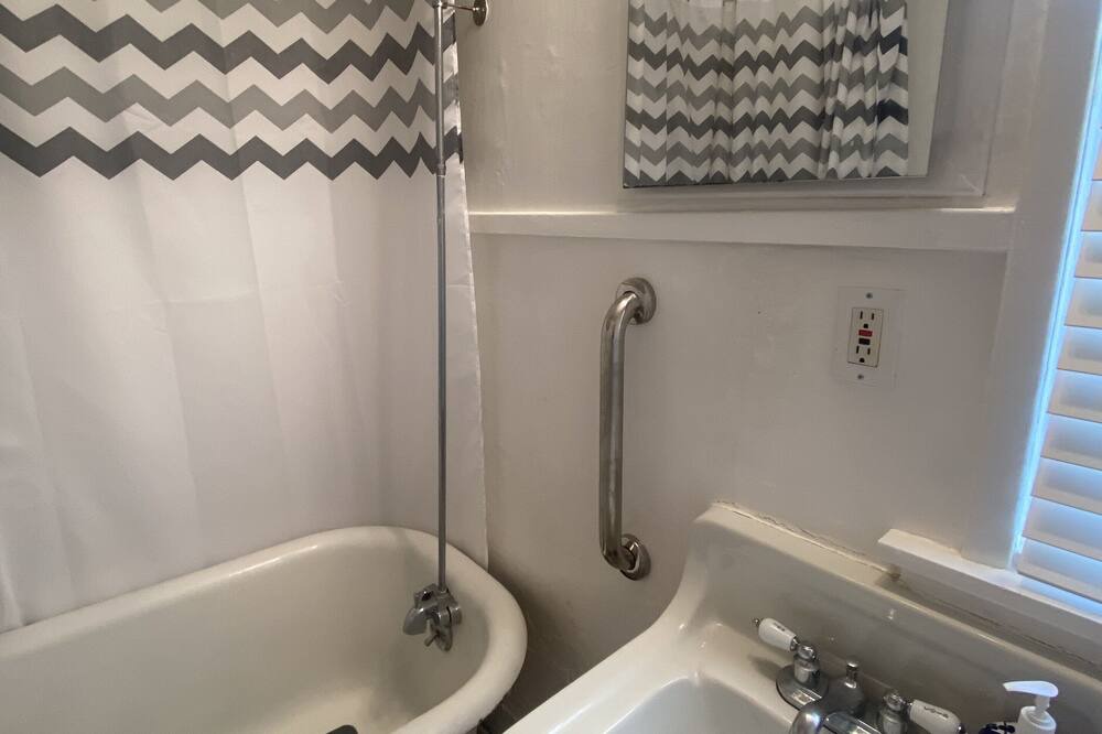 Photo of Bathroom in Oak Park