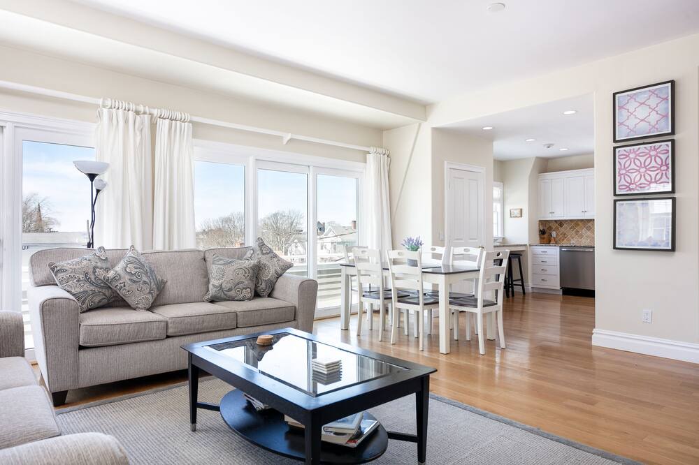 Photo of Livingroom in Historic Hill