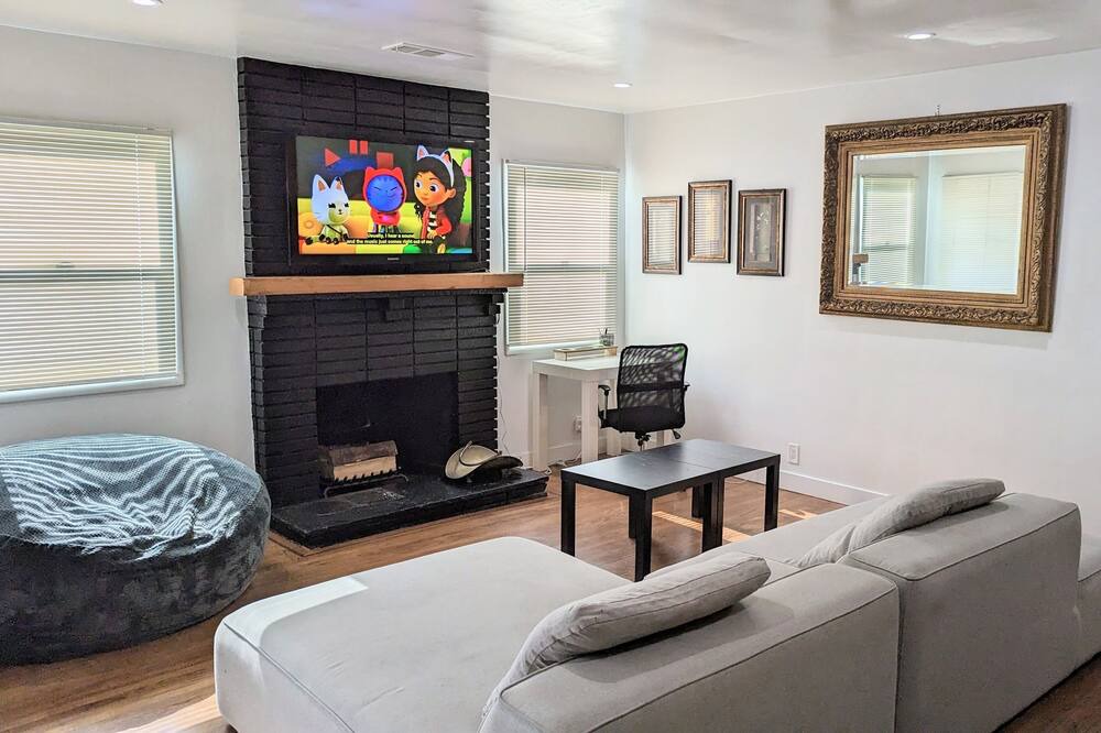 Photo of Livingroom in Harbor Gateway North