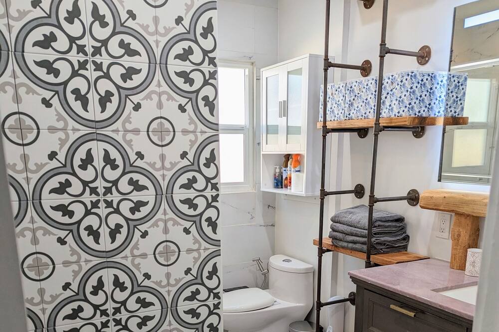 Photo of Bathroom in Harbor Gateway North