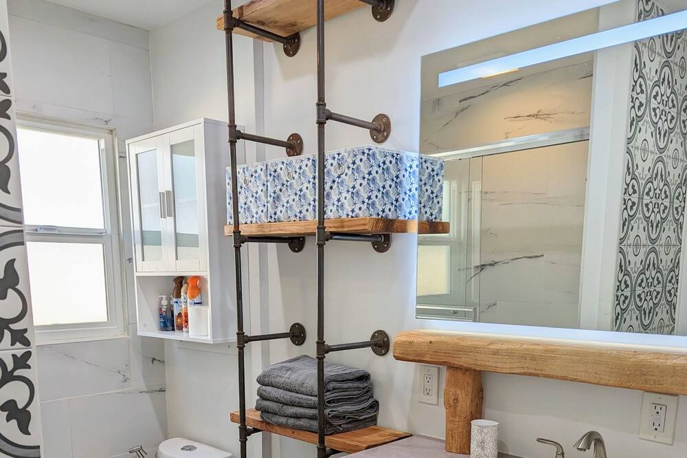 Photo of Bathroom in Harbor Gateway North