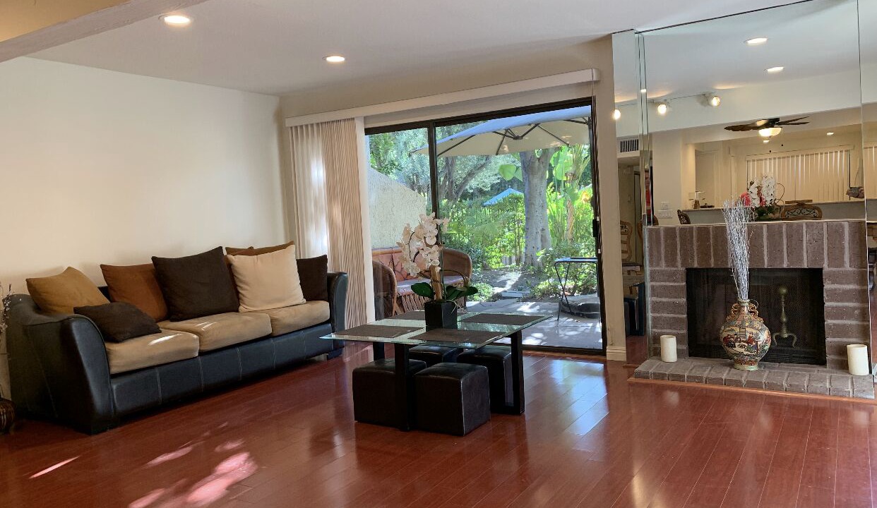 Photo of Livingroom in Warner Center