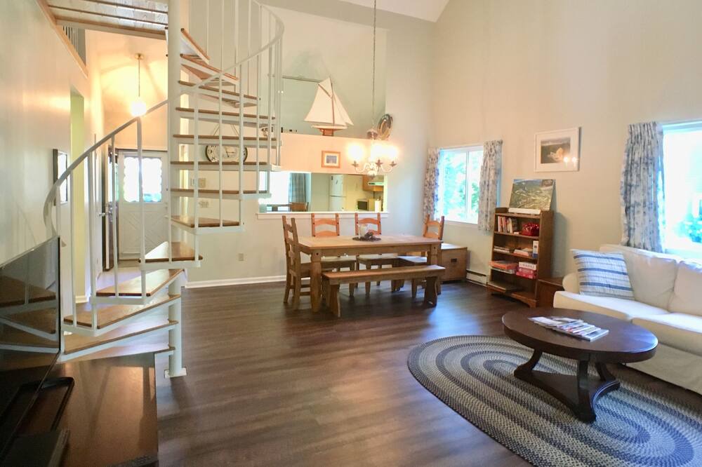 Photo of Livingroom in Brewster