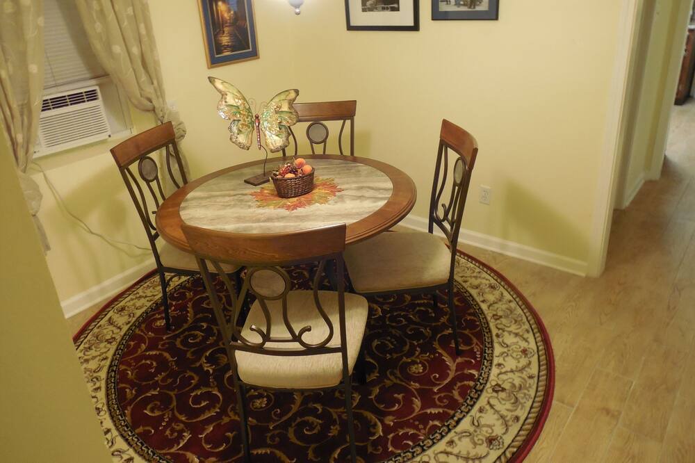 Photo of Livingroom in Freret
