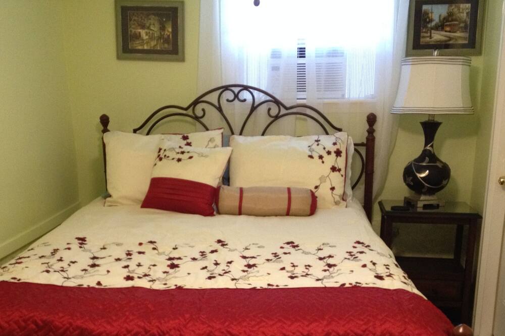 Photo of Bedroom in Freret