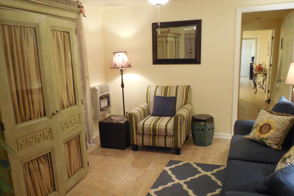 Photo of Bedroom in Freret